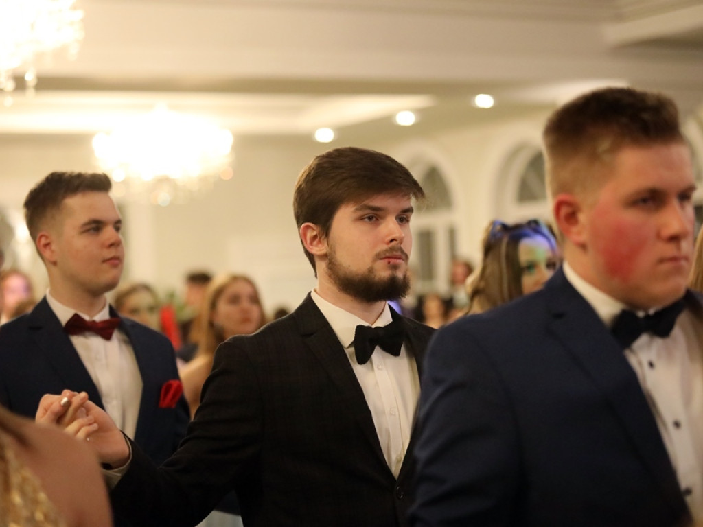 Młodzież II LO świętuje. Dyrektor: Życzę dobrej i bezpiecznej zabawy [ZDJĘCIA]