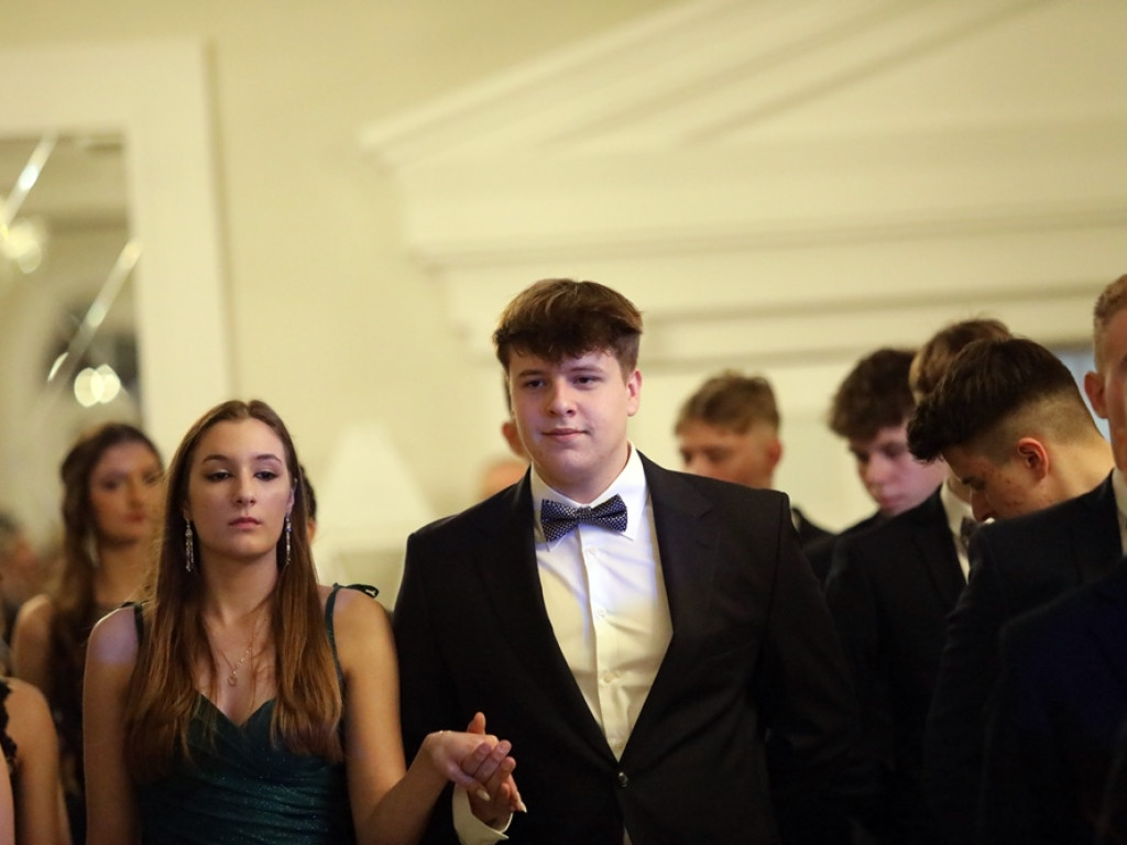 Młodzież II LO świętuje. Dyrektor: Życzę dobrej i bezpiecznej zabawy [ZDJĘCIA]
