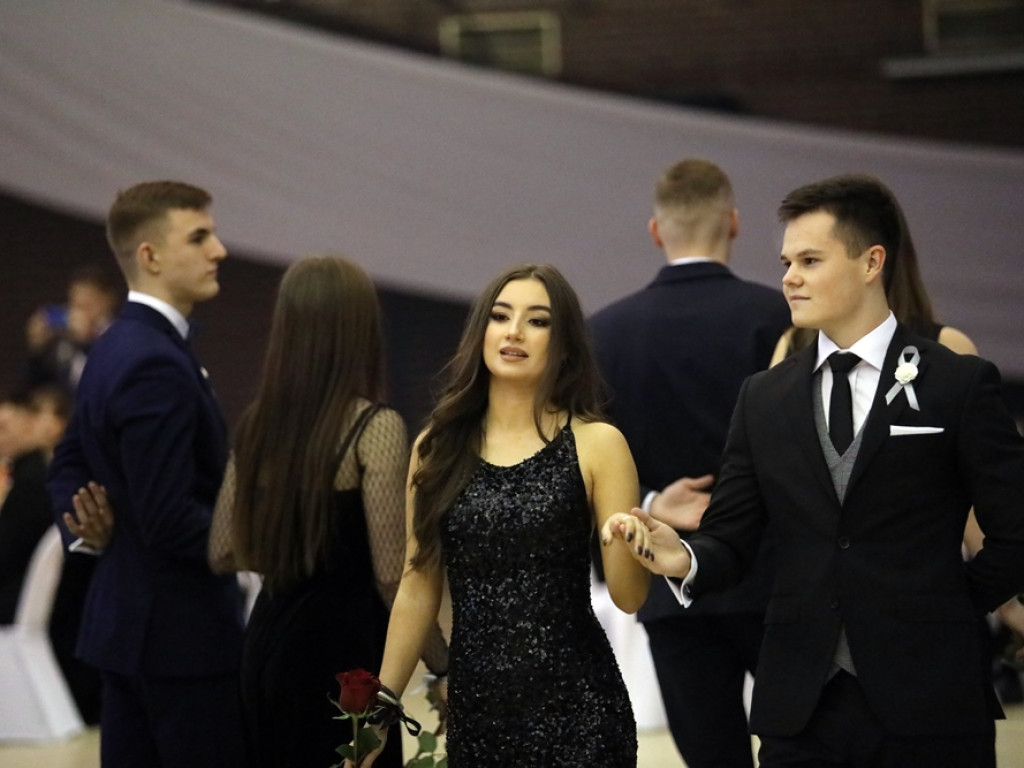 103 dni do matury! Studniówkowy bal uczniów I Liceum Ogólnokształcącego w Głogowie [ZDJĘCIA]