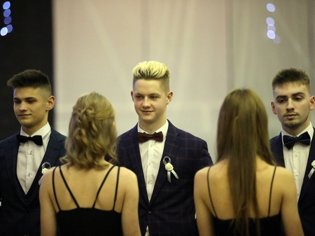 103 dni do matury! Studniówkowy bal uczniów I Liceum Ogólnokształcącego w Głogowie [ZDJĘCIA]