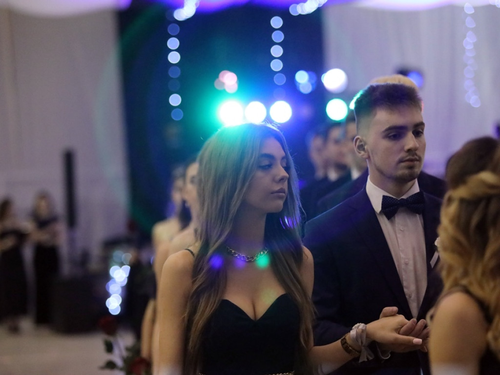 103 dni do matury! Studniówkowy bal uczniów I Liceum Ogólnokształcącego w Głogowie [ZDJĘCIA]