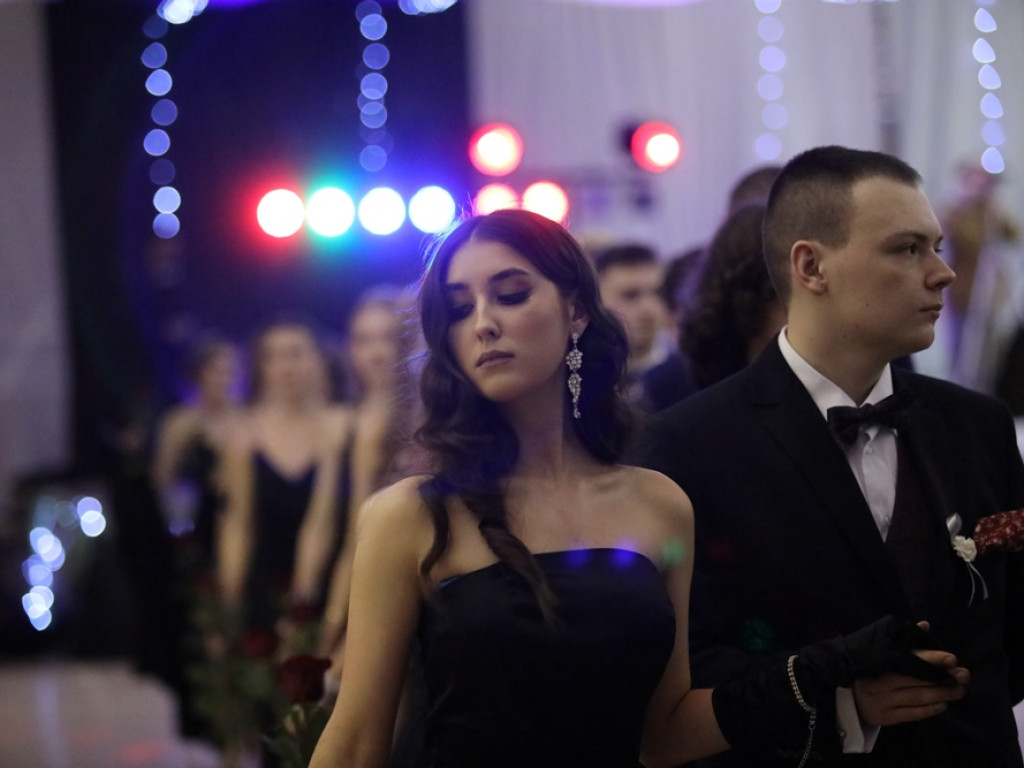 103 dni do matury! Studniówkowy bal uczniów I Liceum Ogólnokształcącego w Głogowie [ZDJĘCIA]