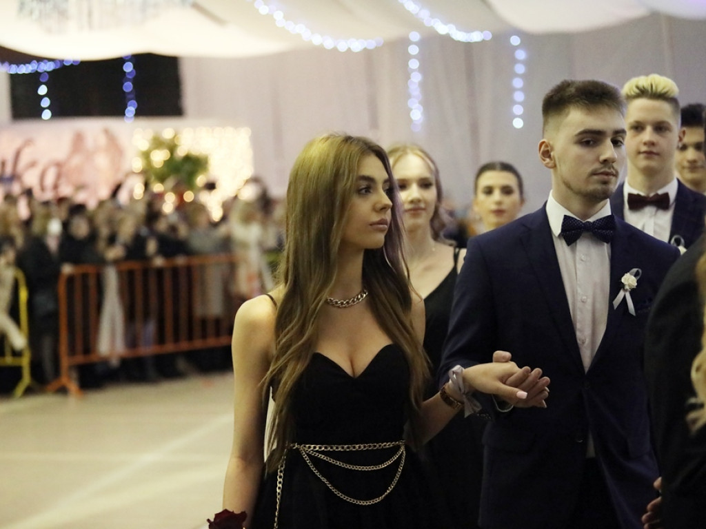 103 dni do matury! Studniówkowy bal uczniów I Liceum Ogólnokształcącego w Głogowie [ZDJĘCIA]