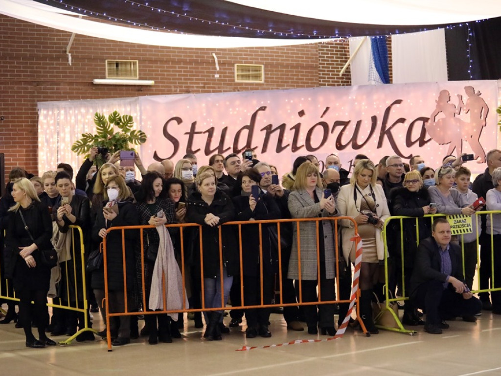 103 dni do matury! Studniówkowy bal uczniów I Liceum Ogólnokształcącego w Głogowie [ZDJĘCIA]