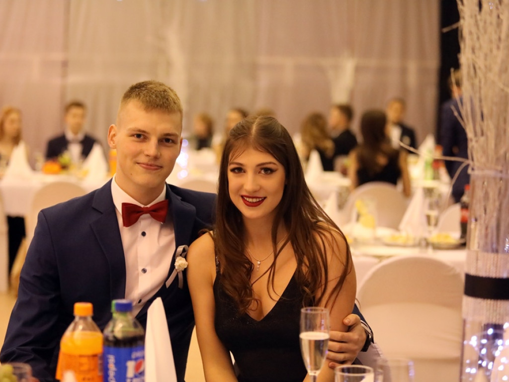 103 dni do matury! Studniówkowy bal uczniów I Liceum Ogólnokształcącego w Głogowie [ZDJĘCIA]