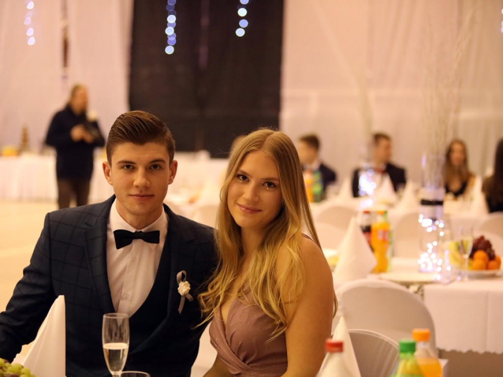 103 dni do matury! Studniówkowy bal uczniów I Liceum Ogólnokształcącego w Głogowie [ZDJĘCIA]