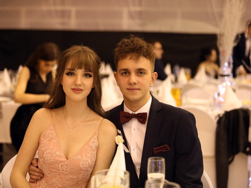 103 dni do matury! Studniówkowy bal uczniów I Liceum Ogólnokształcącego w Głogowie [ZDJĘCIA]