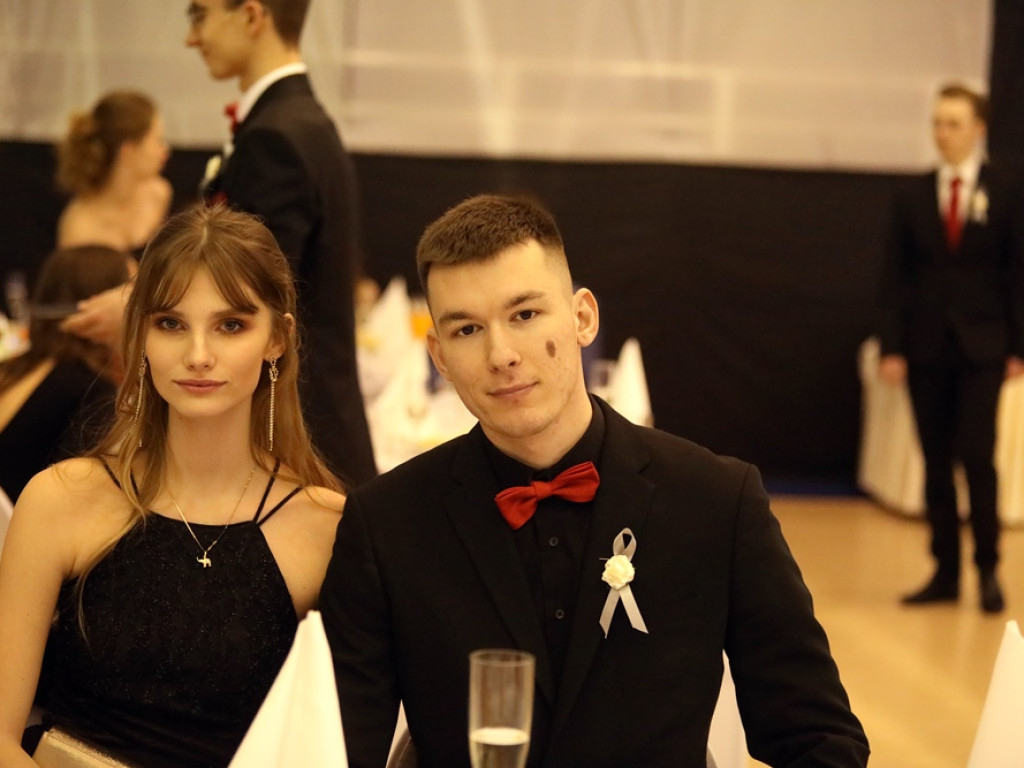 103 dni do matury! Studniówkowy bal uczniów I Liceum Ogólnokształcącego w Głogowie [ZDJĘCIA]