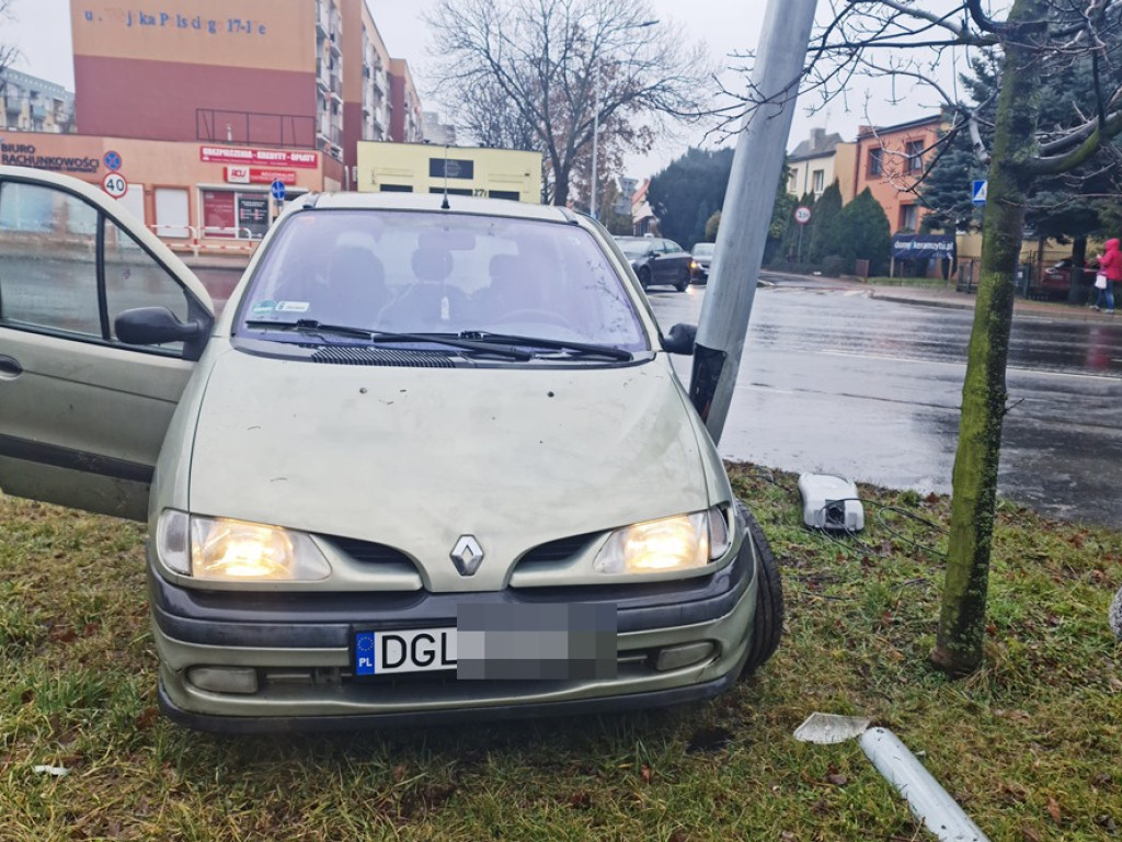 Wpadł w poślizg na łuku drogi i uderzył w latarnię [ZDJĘCIA]