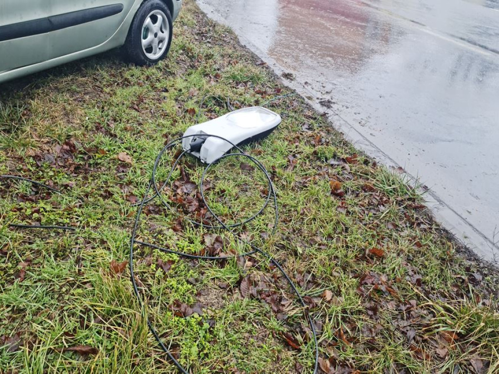 Wpadł w poślizg na łuku drogi i uderzył w latarnię [ZDJĘCIA]