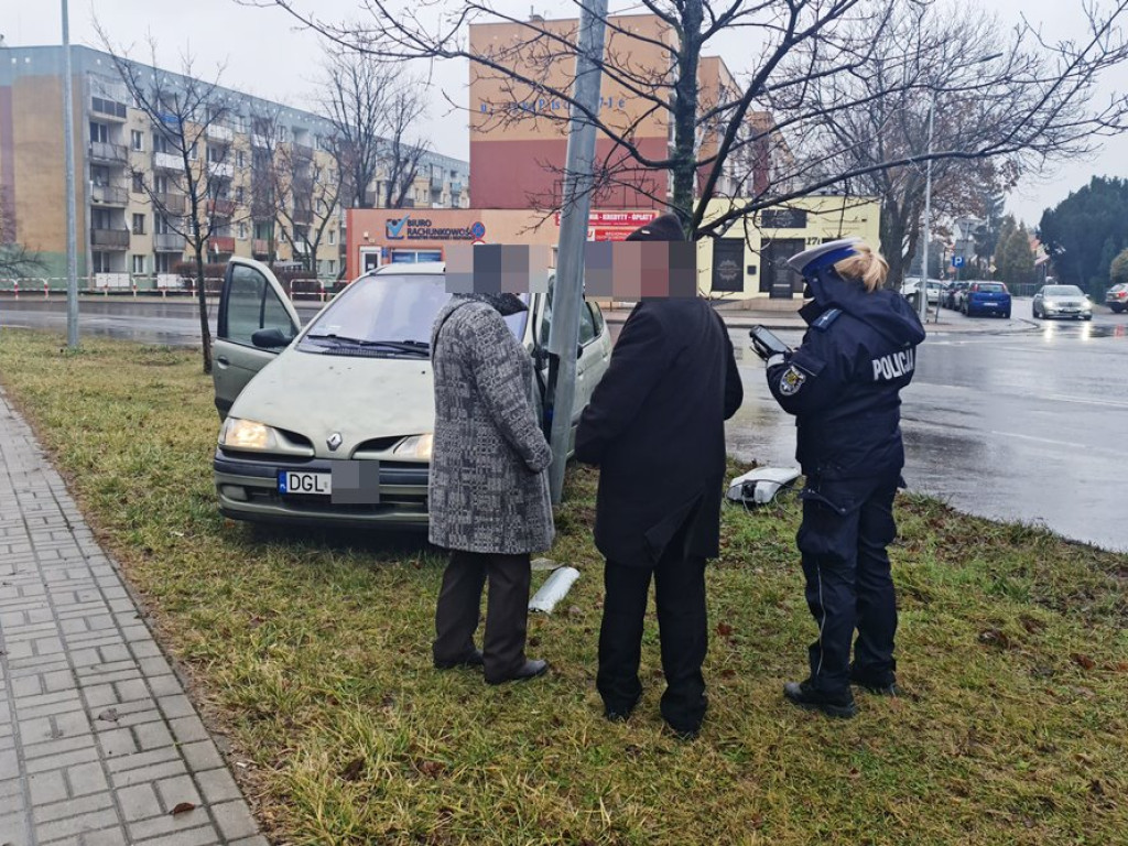 Wpadł w poślizg na łuku drogi i uderzył w latarnię [ZDJĘCIA]