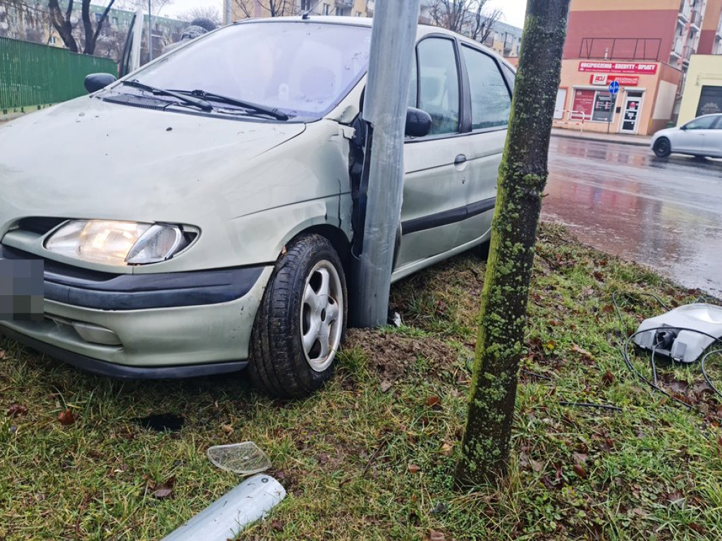 Wpadł w poślizg na łuku drogi i uderzył w latarnię [ZDJĘCIA]