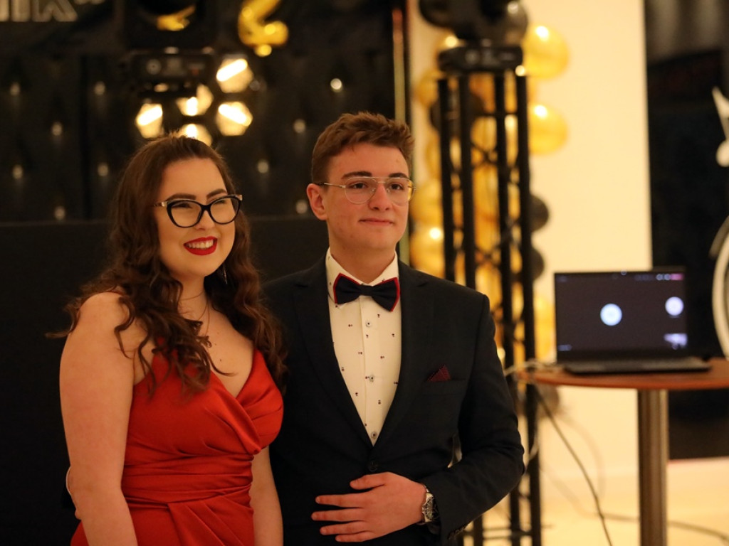 Tak się bawią na studniówce uczniowie Zespołu Szkół Politechnicznych w Głogowie [ZDJĘCIA]