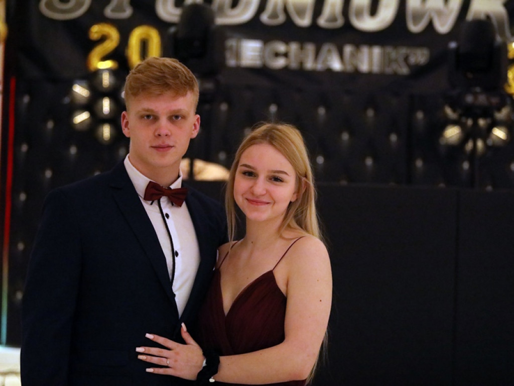 Tak się bawią na studniówce uczniowie Zespołu Szkół Politechnicznych w Głogowie [ZDJĘCIA]