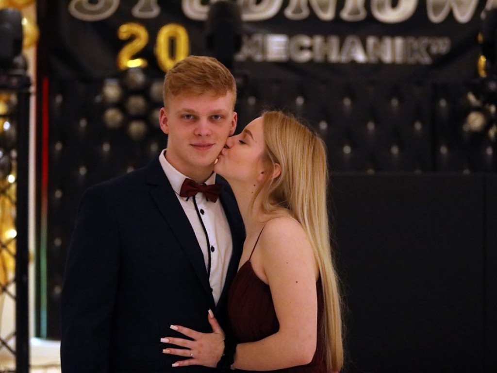 Tak się bawią na studniówce uczniowie Zespołu Szkół Politechnicznych w Głogowie [ZDJĘCIA]