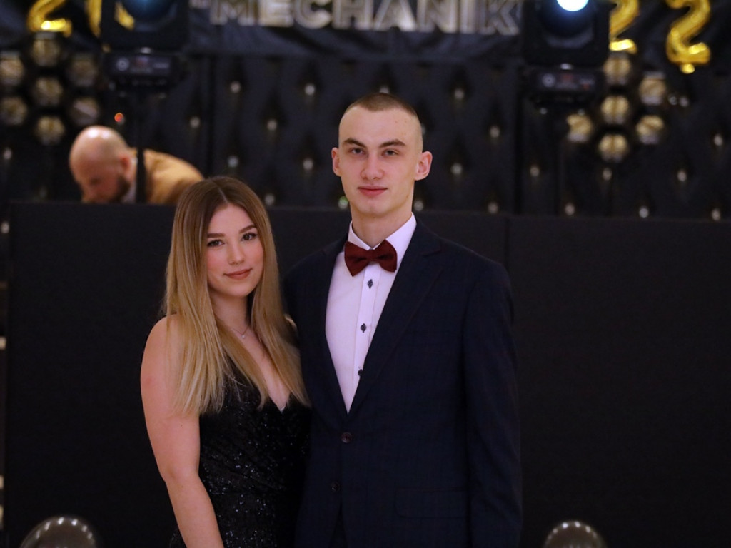 Tak się bawią na studniówce uczniowie Zespołu Szkół Politechnicznych w Głogowie [ZDJĘCIA]