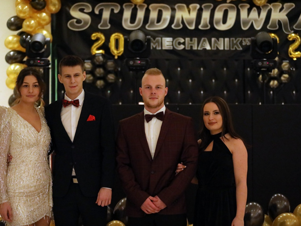 Tak się bawią na studniówce uczniowie Zespołu Szkół Politechnicznych w Głogowie [ZDJĘCIA]