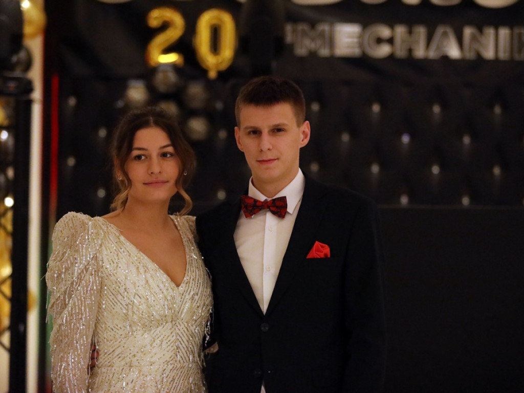 Tak się bawią na studniówce uczniowie Zespołu Szkół Politechnicznych w Głogowie [ZDJĘCIA]
