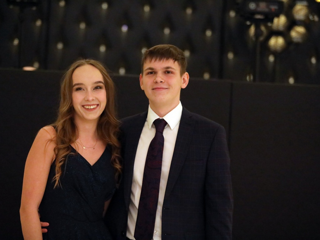 Tak się bawią na studniówce uczniowie Zespołu Szkół Politechnicznych w Głogowie [ZDJĘCIA]