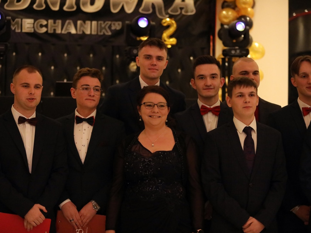 Tak się bawią na studniówce uczniowie Zespołu Szkół Politechnicznych w Głogowie [ZDJĘCIA]