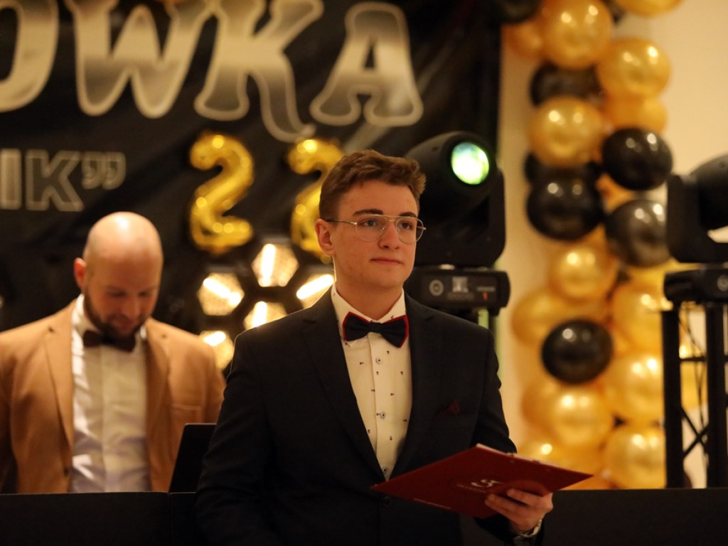 Tak się bawią na studniówce uczniowie Zespołu Szkół Politechnicznych w Głogowie [ZDJĘCIA]