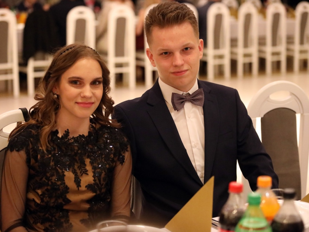Tak się bawią na studniówce uczniowie Zespołu Szkół Politechnicznych w Głogowie [ZDJĘCIA]