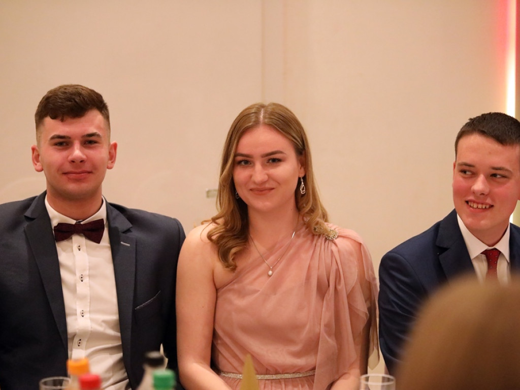 Tak się bawią na studniówce uczniowie Zespołu Szkół Politechnicznych w Głogowie [ZDJĘCIA]
