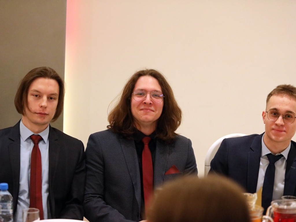 Tak się bawią na studniówce uczniowie Zespołu Szkół Politechnicznych w Głogowie [ZDJĘCIA]