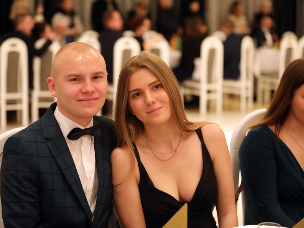 Tak się bawią na studniówce uczniowie Zespołu Szkół Politechnicznych w Głogowie [ZDJĘCIA]