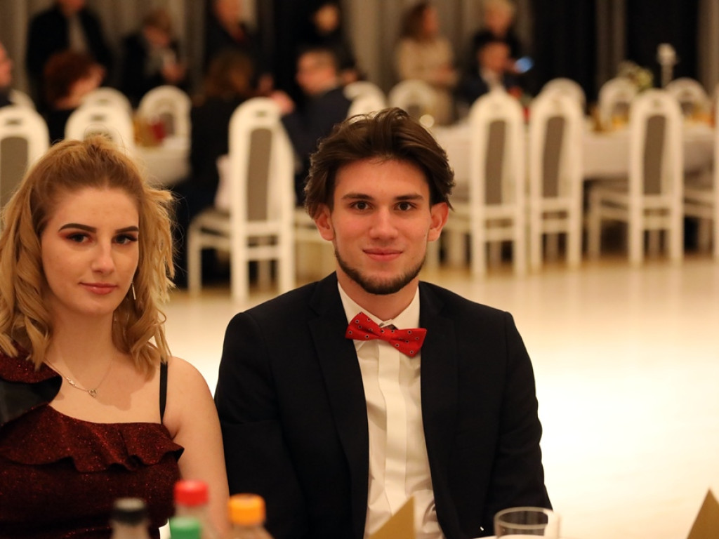 Tak się bawią na studniówce uczniowie Zespołu Szkół Politechnicznych w Głogowie [ZDJĘCIA]