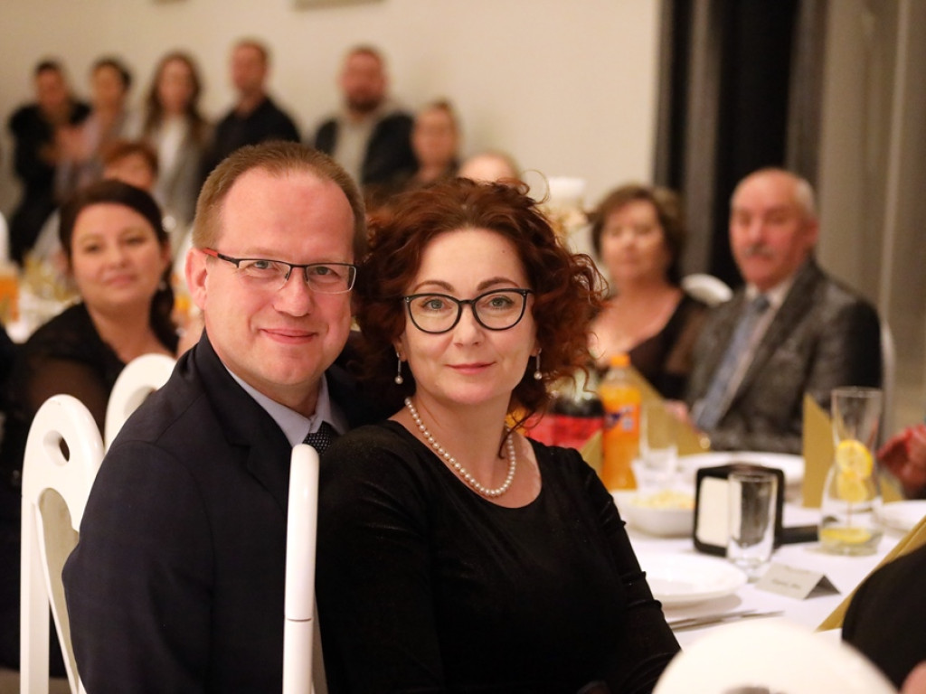 Tak się bawią na studniówce uczniowie Zespołu Szkół Politechnicznych w Głogowie [ZDJĘCIA]