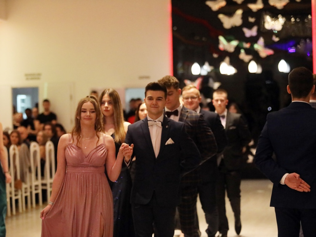 Tak się bawią na studniówce uczniowie Zespołu Szkół Politechnicznych w Głogowie [ZDJĘCIA]