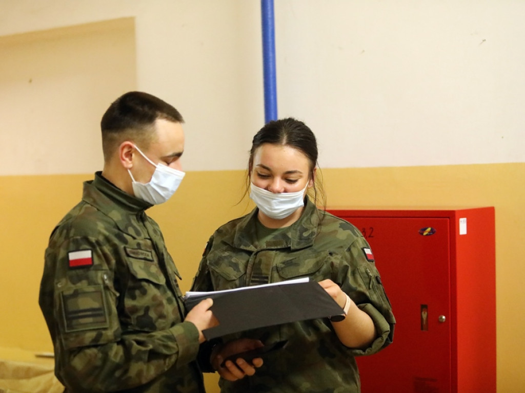 Zimowe ferie spędzą w wojsku. Dostali mundury, pojadą też na poligon [ZDJĘCIA]