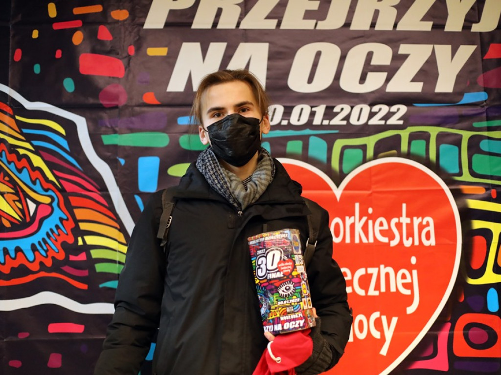 Zaczęło się! Wolontariusze odbierają puszki i zbierają pieniądze na WOŚP [ZDJĘCIA]