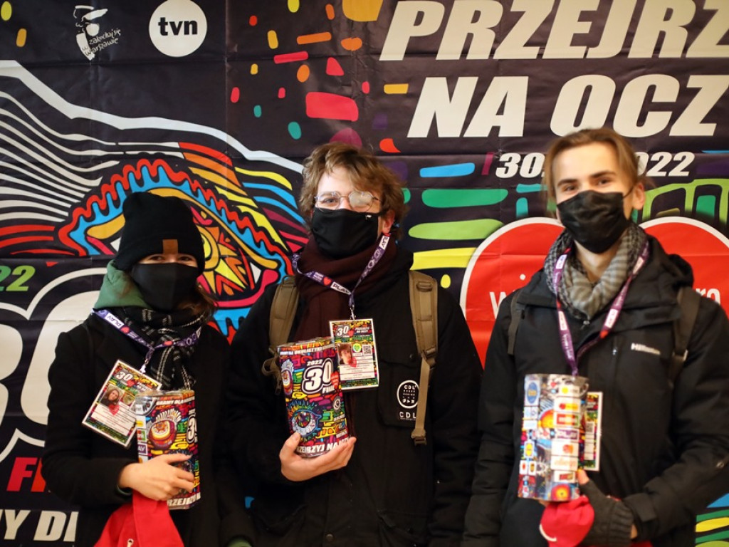 Zaczęło się! Wolontariusze odbierają puszki i zbierają pieniądze na WOŚP [ZDJĘCIA]