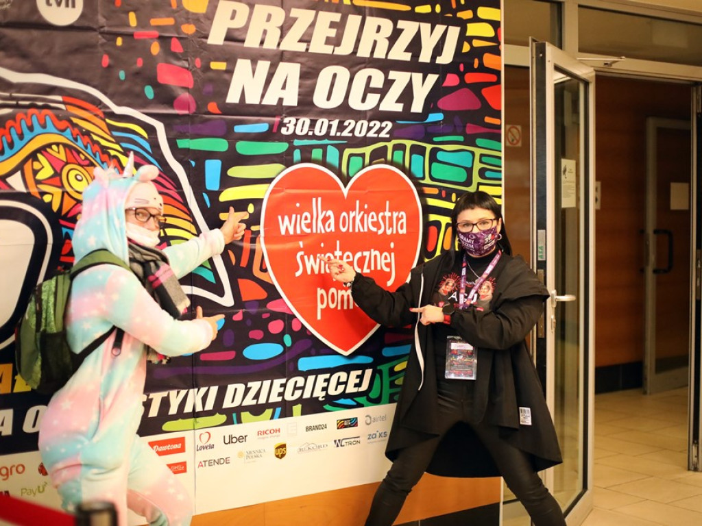 Zaczęło się! Wolontariusze odbierają puszki i zbierają pieniądze na WOŚP [ZDJĘCIA]