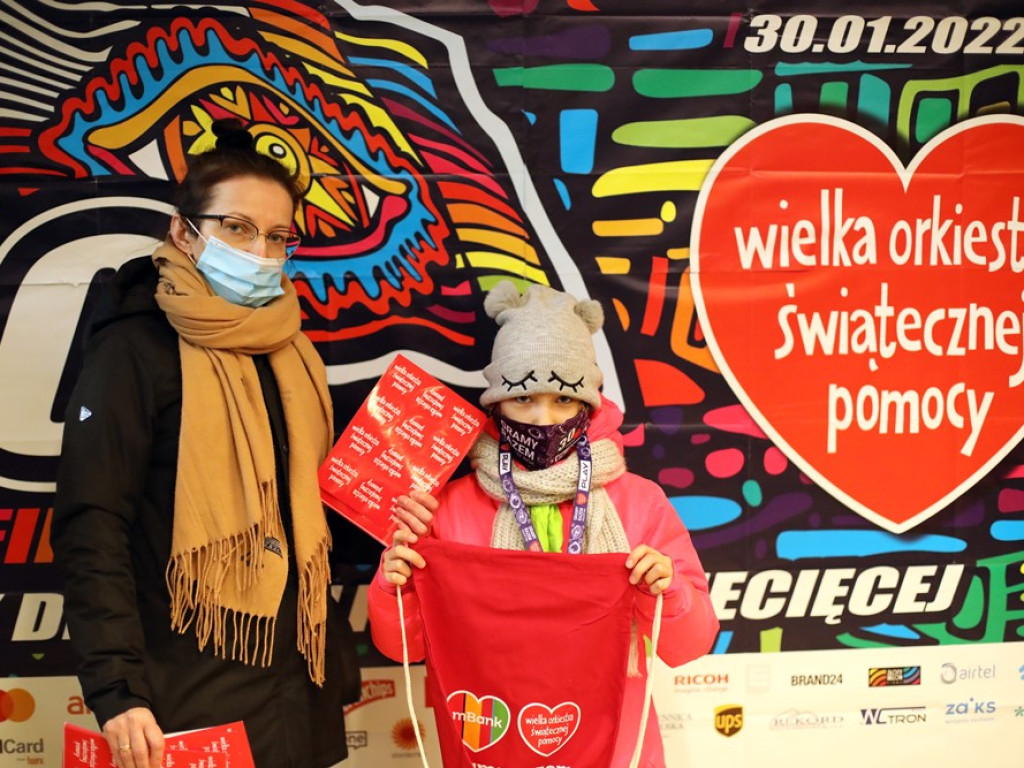 Zaczęło się! Wolontariusze odbierają puszki i zbierają pieniądze na WOŚP [ZDJĘCIA]
