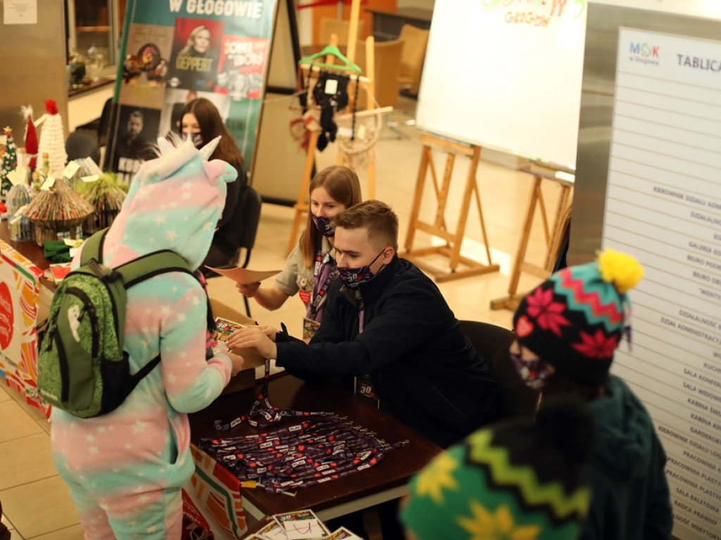 Zaczęło się! Wolontariusze odbierają puszki i zbierają pieniądze na WOŚP [ZDJĘCIA]