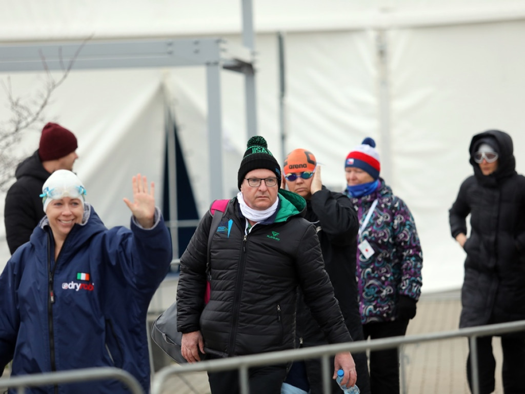 Woda w Odrze ma nieco ponad 3 stopnie Celsjusza. Ale oni wskakują i pływają [ZDJĘCIA]