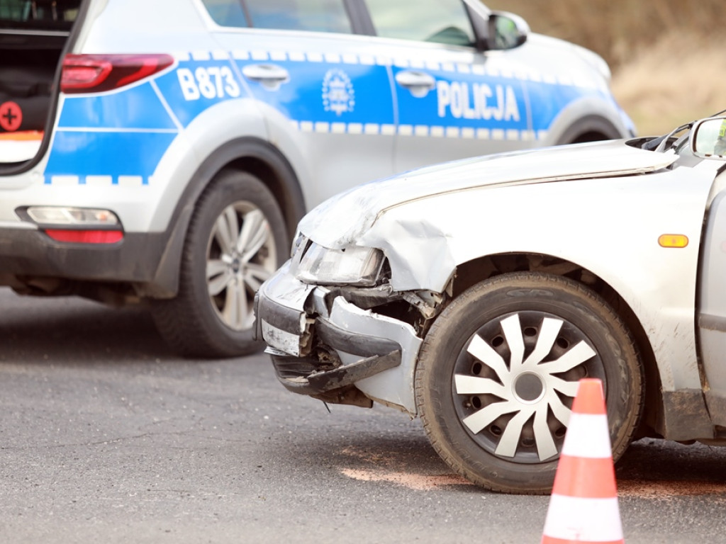 Dwa auta rozbite na skrzyżowaniu [ZDJĘCIA]