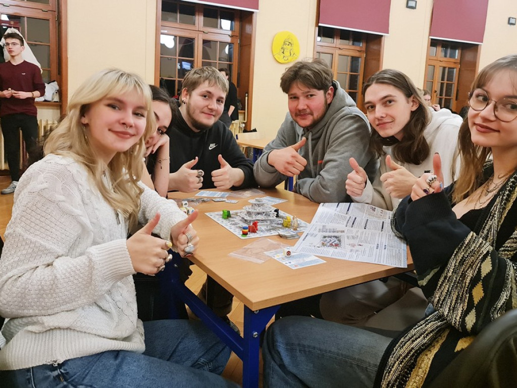 Noc w szkole. Uczniowie grają w szachy, gry planszowe i słuchają muzyki [ZDJĘCIA]