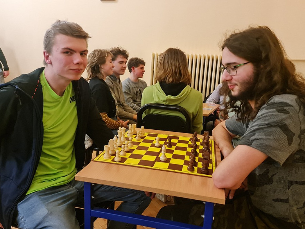 Noc w szkole. Uczniowie grają w szachy, gry planszowe i słuchają muzyki [ZDJĘCIA]