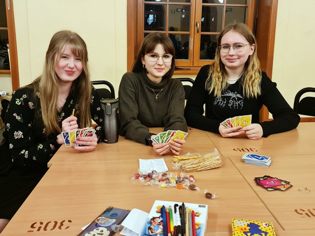 Noc w szkole. Uczniowie grają w szachy, gry planszowe i słuchają muzyki [ZDJĘCIA]