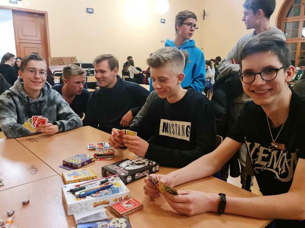 Noc w szkole. Uczniowie grają w szachy, gry planszowe i słuchają muzyki [ZDJĘCIA]