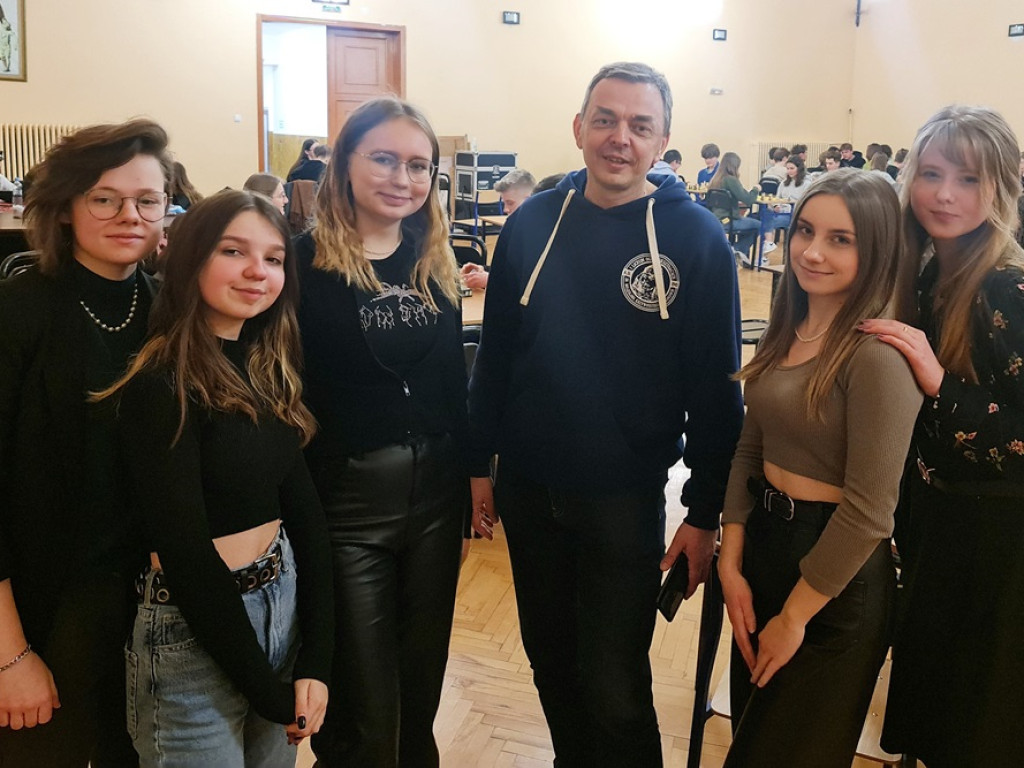 Noc w szkole. Uczniowie grają w szachy, gry planszowe i słuchają muzyki [ZDJĘCIA]