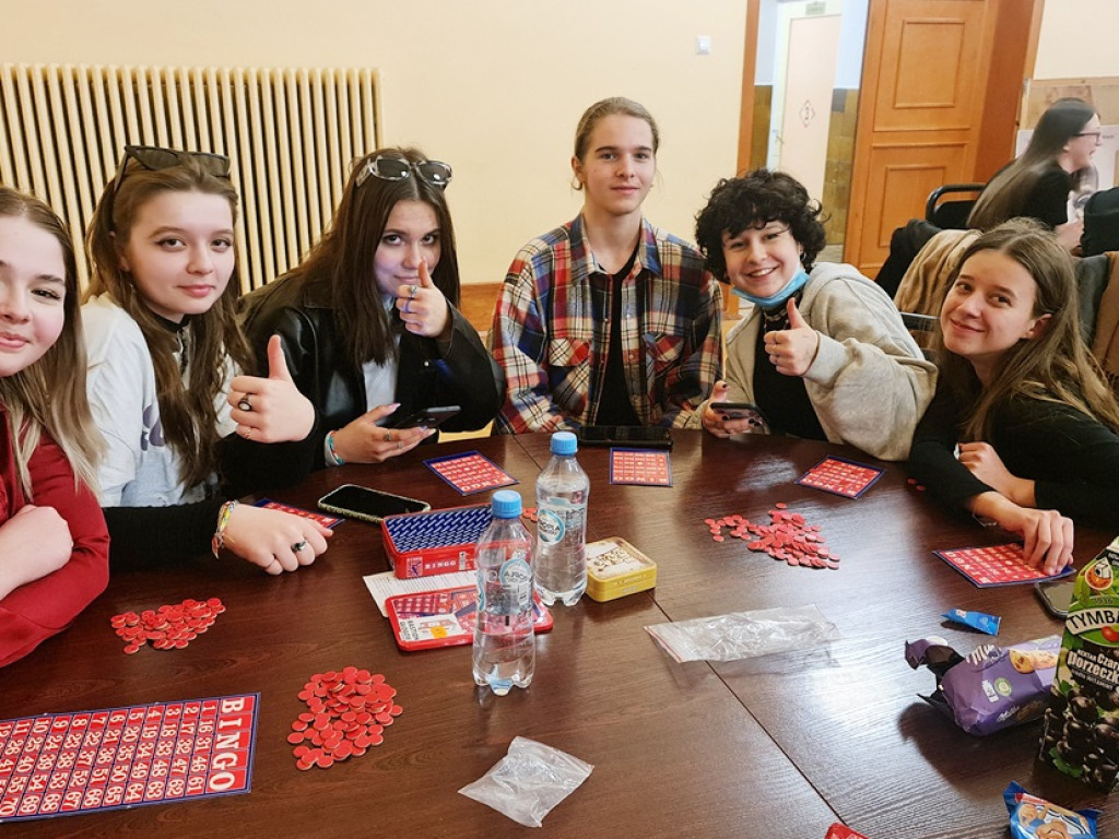 Noc w szkole. Uczniowie grają w szachy, gry planszowe i słuchają muzyki [ZDJĘCIA]
