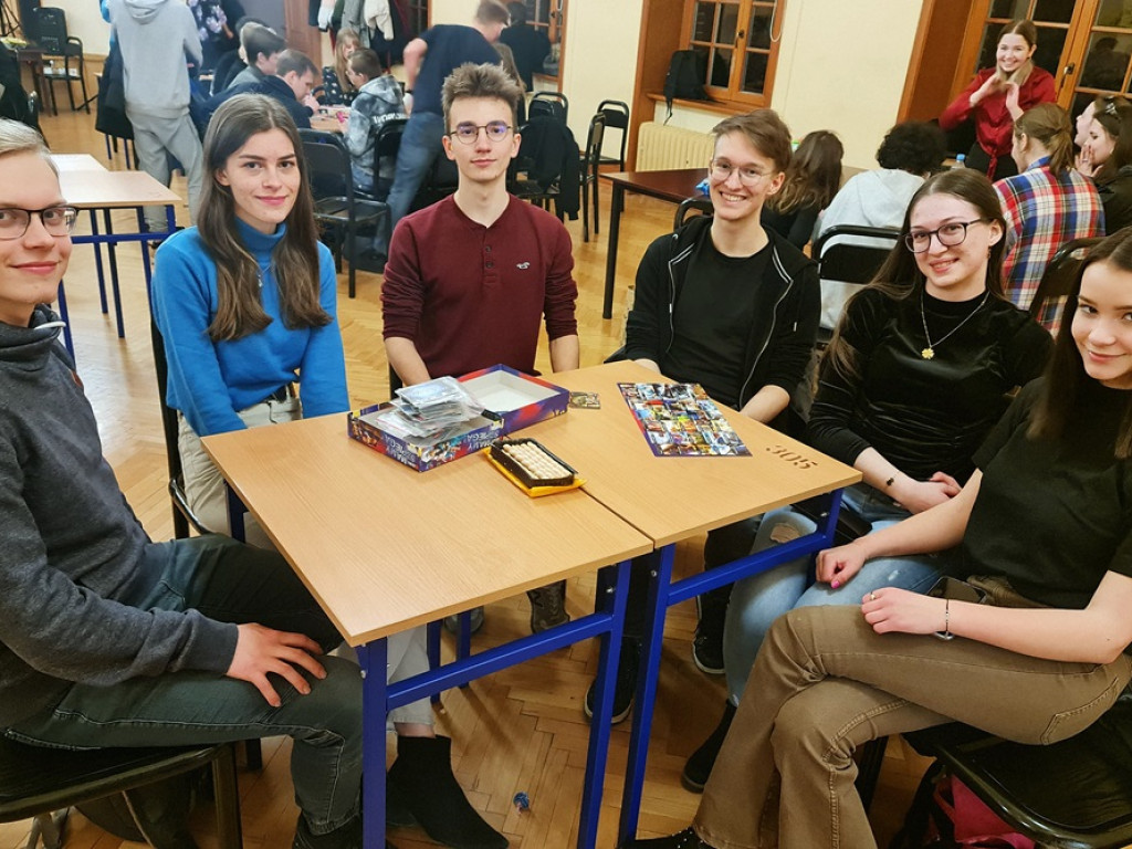 Noc w szkole. Uczniowie grają w szachy, gry planszowe i słuchają muzyki [ZDJĘCIA]