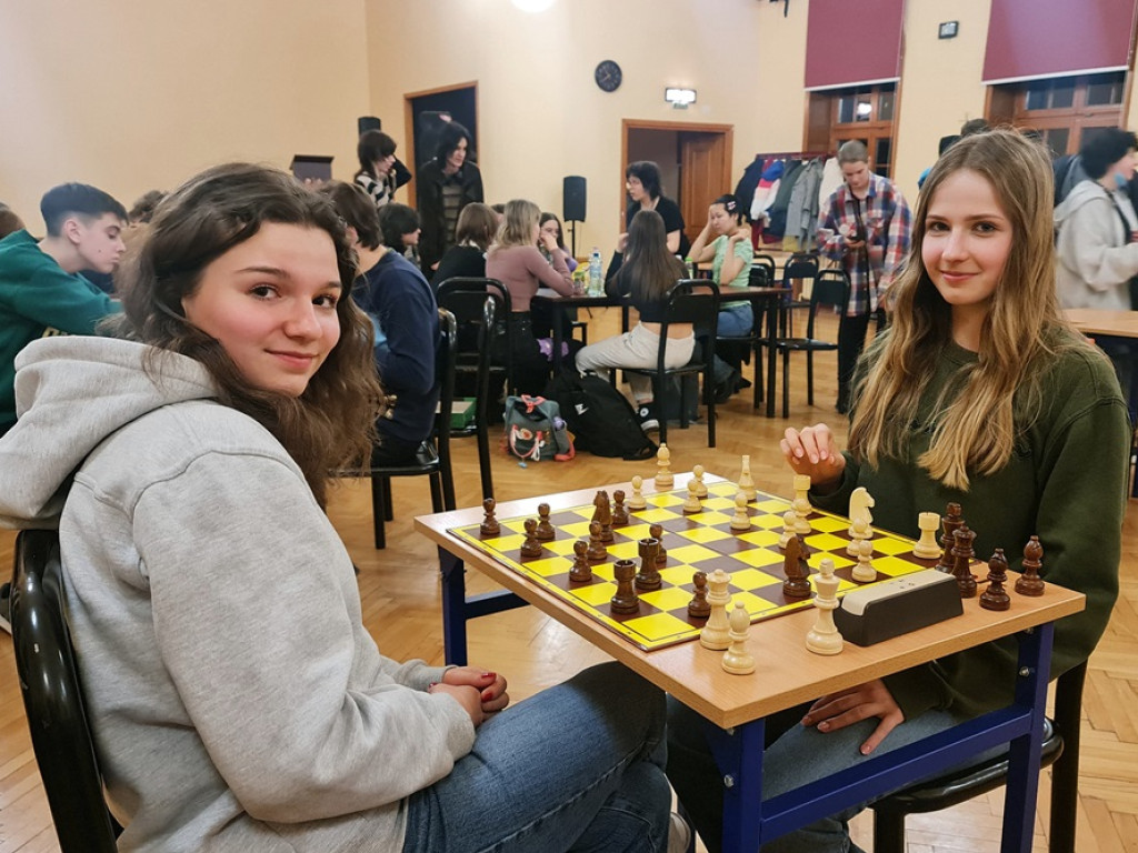 Noc w szkole. Uczniowie grają w szachy, gry planszowe i słuchają muzyki [ZDJĘCIA]