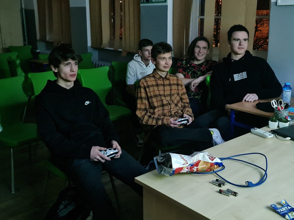 Noc w szkole. Uczniowie grają w szachy, gry planszowe i słuchają muzyki [ZDJĘCIA]