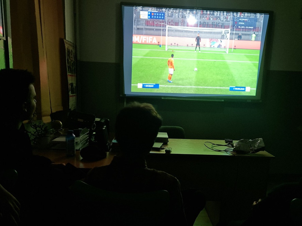 Noc w szkole. Uczniowie grają w szachy, gry planszowe i słuchają muzyki [ZDJĘCIA]